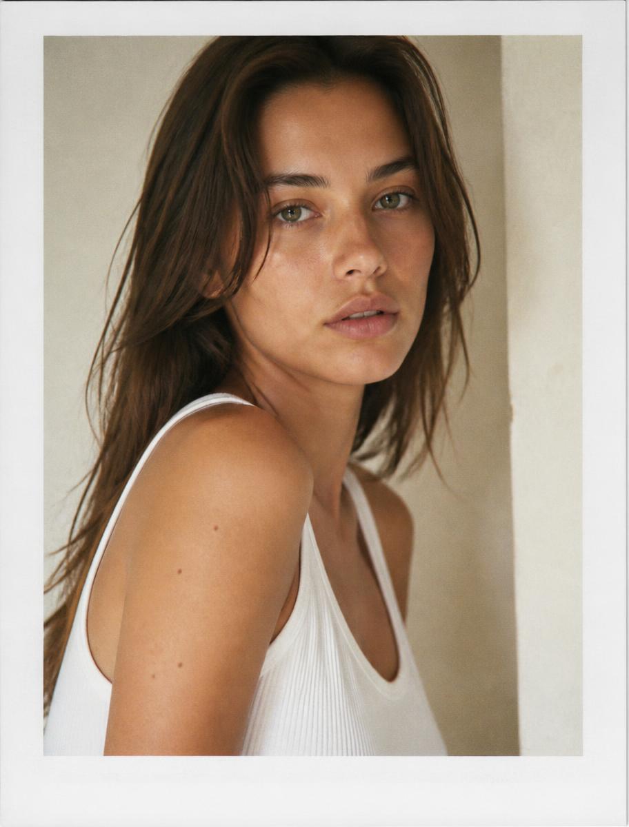 Model in natural daylight — modeling digitals guide by Aurine Agency