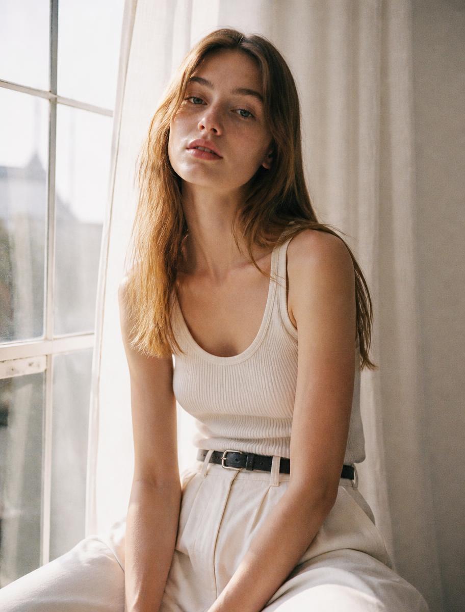 Example of a full body modeling digital in fitted clothing